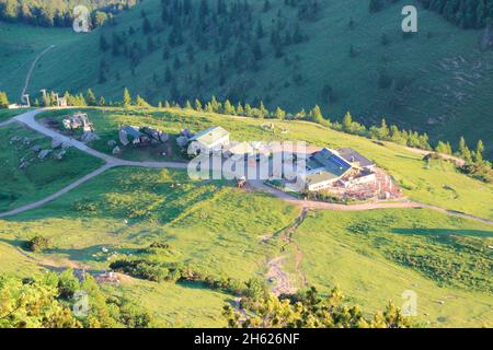 Steinlingalm unterhalb der kampenwand,aschau,chiemgauer alpen,chiemgau,oberbayern,bayern,süddeutschland,deutschland,europa. Blick vom Gipfel der kampenwand (1669 m) Stockfoto