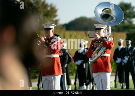 Berichtet: Die Truppen der Joint Honor Guard und die United States Marine Band nehmen an der verstärkten Ehrenwache Teil, da Verteidigungsminister Dr. Mark Esper den Verteidigungsminister der Republik Korea, Suh Wook, am 14. Oktober 2020 im Pentagon, Washington, D.C. begrüßt. Stockfoto