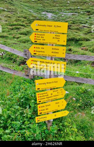 Wegweiser bei der pfeishütte,1922 m goetheweg,E-Bike,Ausflugsziel über innsbruck auch erreichbar über scharnitz,gleirschtal,Samertal,naturpark karwendel,karwendelgebirge,innsbruck,tirol,österreich,europa, Stockfoto