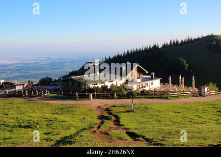 Steinlingalm unterhalb der kampenwand,aschau,chiemgauer alpen,chiemgau,oberbayern,bayern,süddeutschland,deutschland,europa. Blick vom Gipfel der kampenwand (1669 m) Stockfoto