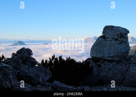 Blick über die Wolken,Wolkenmeer,Wanderung zum Gipfel der kampenwand (1669 m) im chiemgau,chiemgauer alpen,chiemsee,aschau,oberbayern,bayern,süddeutschland,deutschland Stockfoto