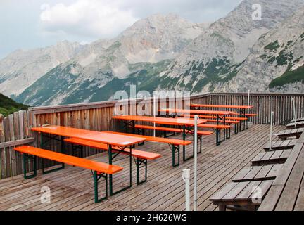 Terrasse der pfeishütte,1922 m goetheweg,Ausflugsziel über innsbruck auch erreichbar über scharnitz,gleirschtal,Samertal,naturpark karwendel,karwendelgebirge,innsbruck,tirol,österreich,europa, Stockfoto