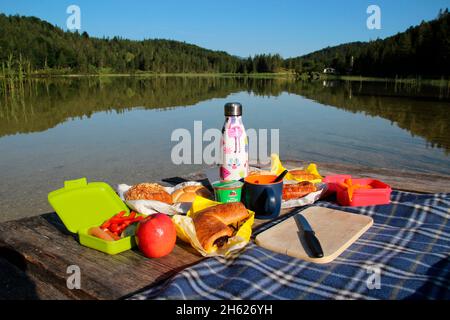 Frühstück am See, Picknick, Apfel, Thermoskanne, Croissant, Brötchen, Radieschen, europa, deutschland, oberbayern, werdenfelser Land, mittenwald, ferchensee, Stockfoto