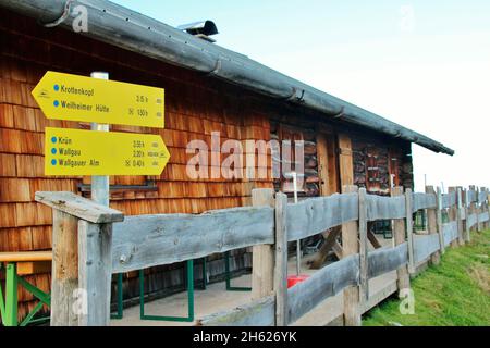 Wanderung zur krüner alm,(1621 m) Sonnenuntergang,Wegweiser,europa,deutschland,bayern,oberbayern,werdenfelser Land,alpenwelt karwendel,isartal,krün Stockfoto