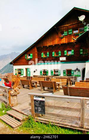 pfeishütte,1922 m goetheweg,E-Bike,Ausflugsziel über innsbruck auch erreichbar über scharnitz,gleirschtal,Samertal,naturpark karwendel,karwendelgebirge,innsbruck,tirol,österreich,europa, Stockfoto