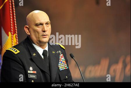 Generalstabschef der Armee, General Raymond T. Odierno, hält während einer Zeremonie zu Ehren des ehemaligen Armeestakts Sgt eine Rede. Clinton L. Romesha, nicht gezeigt, im Pentagon in Arlington, VA., 12. Februar 2013. Einen Tag zuvor erhielt Romesha die Ehrenmedaille während einer Zeremonie im Weißen Haus in Washington, D.C., für seine Aktionen während der Schlacht von Kamdesh am Kampfposten Keating in der Provinz Nuristan, Afghanistan, am 3. Oktober 2009. Romesha war zum Zeitpunkt der Schlacht ein Sektionsleiter mit Bravo-Truppe, 3. Staffel, 61. Kavallerieregiment, 4. Brigade-Kampfteam, 4. Infanterie-Division Stockfoto