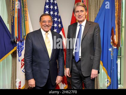 Verteidigungsminister Leon E. Panetta, links, posiert für das formelle Foto mit den Flaggen, als er den Verteidigungsminister des Vereinigten Königreichs, den rechten ehrenwerten Abgeordneten Philip Hammond im Pentagon, begrüßt. Panetta und Hammond haben sich zusammengeschlossen, um eine Absichtserklärung über die verstärkte Zusammenarbeit im Bereich Carrier Operations und Maritime Energieprojektion zu unterzeichnen. Stockfoto