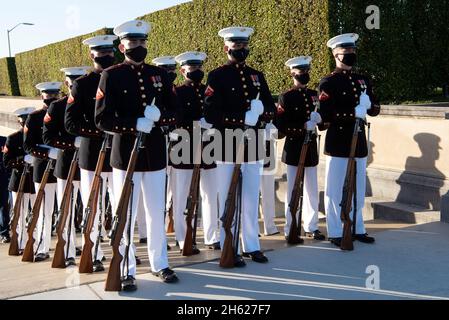 Berichtet: Marines mit der Joint Honor Guard nehmen an der verstärkten Ehrenwache Teil, da Verteidigungsminister Dr. Mark Esper den Minister für nationale Verteidigung der Republik Korea, Suh Wook, am 14. Oktober 2020 im Pentagon, Washington, D.C., begrüßt. Stockfoto