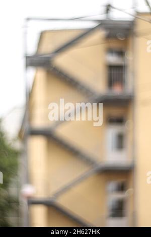 Feuerflut an der Fassade eines Hauses, abstrakte Unschärfe Stockfoto