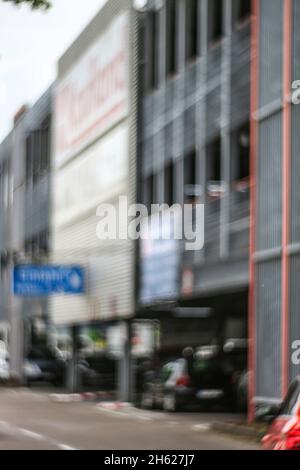 Parkhaus eines Einkaufszentrums, abstrakte Unschärfe Stockfoto