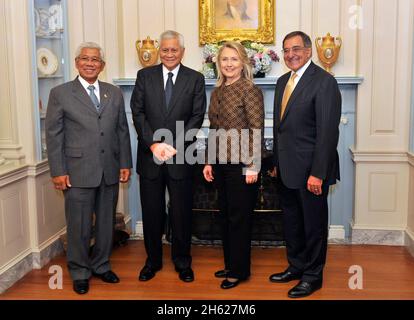 Von links posieren der philippinische Verteidigungsminister Voltaire Gazmin, der philippinische Außenminister Albert del Rosario, die Außenministerin Hillary R. Clinton und der Verteidigungsminister Leon Panetta vor einem Treffen im Außenministerium am Montag, dem 30. April 2012, in Washington, D.C., für ein offizielles Foto Stockfoto