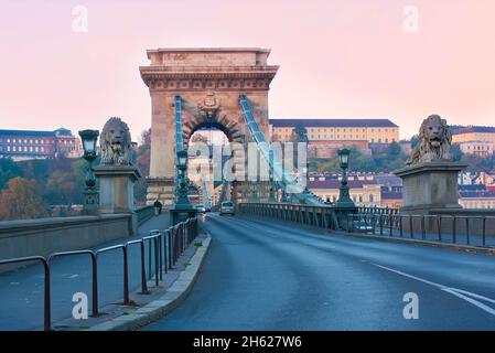 Die malerische steinerne Kettenbrücke ist mit Steinlöwen geschmückt und verbindet die Stadtteile Pest und Buda, geteilt durch die Donau, Budapest und Ungarn Stockfoto