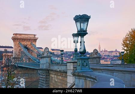 Die schönen Retro-Lampen am Eingang zur historischen Kettenbrücke über die Donau, Budapest, Ungarn Stockfoto