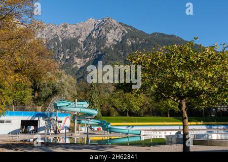 Vaduz, Liechtenstein, 14. Oktober 2021 Lustige Wasserrutsche in einem öffentlichen Schwimmbad Stockfoto