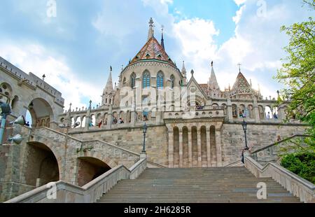 Die Steintreppe der historischen Fischerbastei, verziert mit Schnitzereien, Mustern, Türmen und kleinen Bogenfenstern, Budaer Burgberg, Budapest, Hu Stockfoto