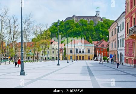 Historischer Kongressplatz mit Blick auf die bunten Stadthäuser, die slowenische Philharmonie und die Burg Ljubljanski Grad auf dem Burgberg in Ljubljana Stockfoto