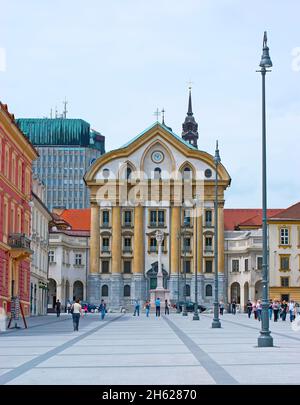 Beeindruckende Ursulinenkirche mit der Säule der Heiligen Dreifaltigkeit davor, Kongressplatz, Ljubljana, Slowenien Stockfoto