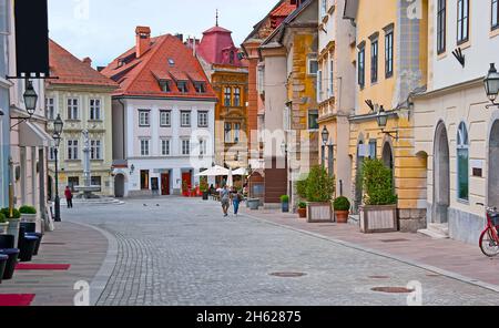 Der schmale Gornji Trg (Oberer Platz) der Altstadt mit bunten historischen Stadthäusern und Steinbrunnen im Hintergrund, Ljubljana, Slowenien Stockfoto