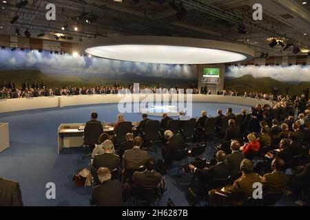 Präsident Obama und Chuck Hagel sehen sich an, wie der britische Premierminister David Cameron Eröffnungsansprache beim NATO-Gipfel in Newport, Wales, am 5. September 2014 macht. Stockfoto