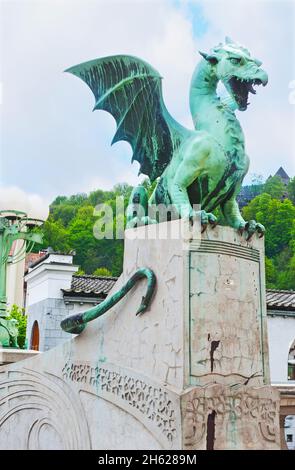 Die Drachenstatue auf der historischen Drachenbrücke (Zmaiski Most) in der Altstadt von Ljubljana, Slowenien Stockfoto