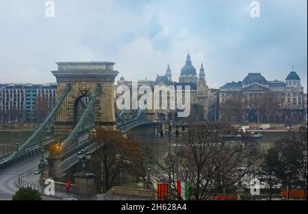 Spektakuläre historische Kettenbrücke über die Donau, die Buda- und Pest-Ufer der Budapester Altstadt verbindet Stockfoto