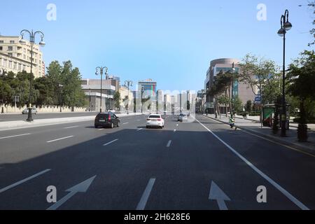 Heydar Aliyev Ave. Fünfstöckige moderne Häuser an der Seite der Asphaltstraße. Vierspurige Autobahn . Aserbaidschan Baku . 14. 05 .2021 . Stockfoto