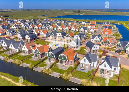 Luftaufnahme des Resorts Poort van Amsterdam ist durch seine einzigartige Lage gekennzeichnet. Mit traditionellen Stil Chalets und das sanft fließende Wasser der Stockfoto