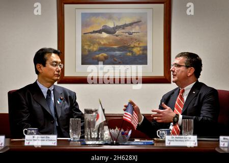 Die stellvertretende Verteidigungsministerin Ashton Carter trifft sich mit Japans ranghoher Vizeverteidigungsministerin Akinori Eto auf dem Luftwaffenstützpunkt Yokota, Japan, 17. März 2013. Stockfoto