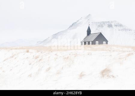 Die schwarze Kirche von budir auf der halbinsel snaefellsnes in island. Stockfoto