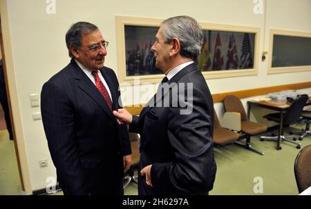 Verteidigungsminister Leon Panetta begrüßt den italienischen Verteidigungsminister Giampaolo Di Paola, der sich am 21. Februar 2013 in Brüssel, Belgien, im NATO-Hauptquartier trifft Stockfoto