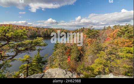 Lake Minnewaska im Minnewaska State Park an einem brillanten Herbsttag Stockfoto