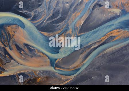 Blick aus der Vogelperspektive auf die abstrakte Flusslandschaft. Stockfoto