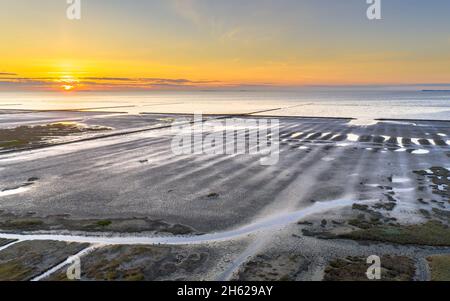 Luftaufnahme über Salzsumpfebenen an der Wattenmeerküste. Uithuizen, Provinz Groningen. Stockfoto