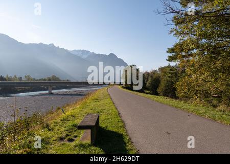 Sevelen, Schweiz, 11. Oktober 2021 am frühen Morgen im Herbst am rhein Stockfoto