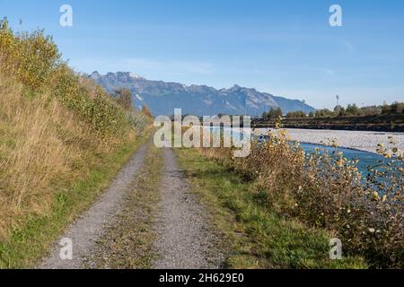 Sevelen, Schweiz, 11. Oktober 2021 am frühen Morgen im Herbst am rhein Stockfoto