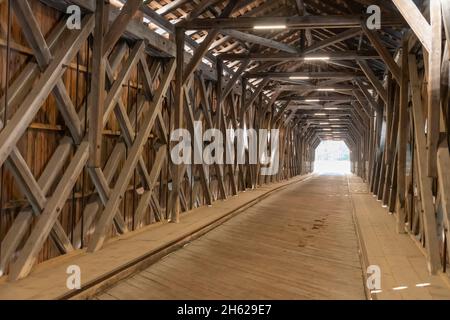 Vaduz, Liechtenstein, 11. Oktober 2021 Fußgängerweg innerhalb der historischen hölzernen rheinbrücke Stockfoto