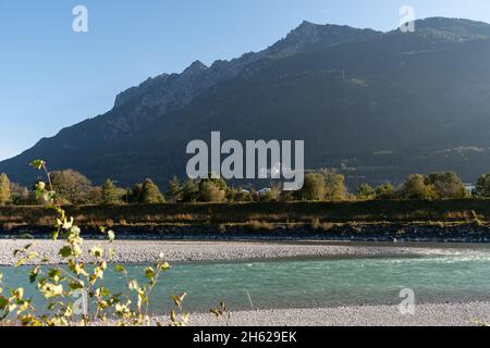 Sevelen, Schweiz, 11. Oktober 2021 am frühen Morgen im Herbst am rhein Stockfoto