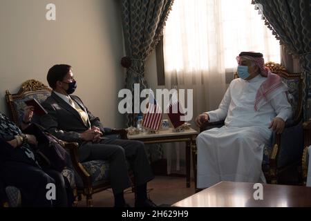 Referat: Verteidigungsminister Dr. Mark T. Esper trifft mit dem stellvertretenden Premierminister und Verteidigungsminister von Katar, Dr. Khalid bin Muhammad Al-Attiyah, Katar, 3. Oktober 2020. Stockfoto