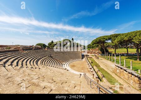 Ostia Antica - das antike römische Theater oder Amphitheater. Rom, Italien, UNESCO-Weltkulturerbe. Römische Kolonie im 7. Jahrhundert v. Chr. gegründet Stockfoto