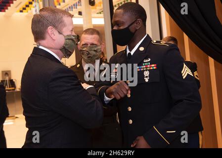 Reportage: Armeeminister Ryan D. McCarthy begrüßt den Soldaten des Jahres 2020, Sgt. James Akinola, als Hauptfeldwebel der Armee Michael A. Grinston, blickt auf die Eröffnung des National Museum of the United States Army, Fort Belvoir, VA., 11. November 2020. Stockfoto