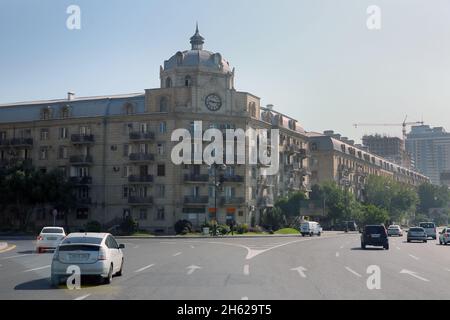 Heydar Aliyev Ave. Fünfstöckige moderne Häuser an der Seite der Asphaltstraße. Vierspurige Autobahn . Aserbaidschan Baku . 14. 05 .2021 . Stockfoto