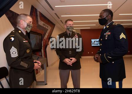 Berichten: Sergeant Major der Armee Michael A. Grinston und Army Chief of Staff General James C. McConville sprechen mit dem Soldaten des Jahres 2020, Sgt. James Akinola, bei der Eröffnung des National Museum of the United States Army, Fort Belvoir, VA, 11. November 2020. Stockfoto