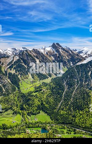 Blick auf das trettachtal und die Höfats bei oberstdorf an einem sonnigen Frühlingstag. Grüne Wiesen, Wälder und schneebedeckte Berge unter blauem Himmel. allgäuer alpen, bayern, deutschland, europa Stockfoto