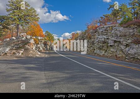 Scenic Drive auf der Route 44 in Kerhonksen, NY, in den Catskill Mountain Foothills an einem brillanten Herbsttag Stockfoto