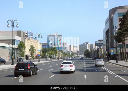 Heydar Aliyev Ave. Fünfstöckige moderne Häuser an der Seite der Asphaltstraße. Vierspurige Autobahn . Aserbaidschan Baku . 14. 05 .2021 . Stockfoto