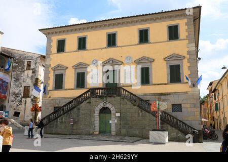 Pietrasanta-Italien-Oktober 2021 das alte Dorf Pietrasanta am Fuße der Apuanischen Alpen im Hinterland der Versilia, reich an Kirchen Stockfoto