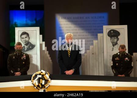 Berichten: Der amtierende Verteidigungsminister Christopher C. Miller verneigt sich im Gebet mit dem Generalstabschef James C. McConville und dem Hauptfeldwebel der Armee Michael A. Grinston bei der offiziellen Eröffnung des National Museum of the United States Army, Fort Belvoir, VA., 11. November 2020. Stockfoto