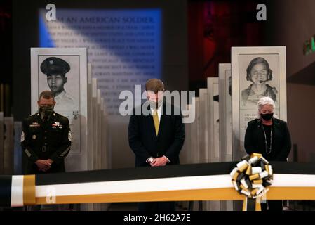 Berichten: Armeeminister Ryan D. McCarthy beugt sich im Gebet mit dem Oberfeldwebel Michael A. Grinston und dem Direktor des National Museum of the United States Army Tammy E. Call bei der offiziellen Eröffnung des National Museum of the United States Army, Fort Belvoir, VA., November 11, 2020. Stockfoto