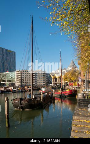 Boote im Hafen von Rotterdam, Niederlande Stockfoto