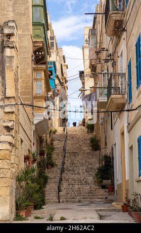 Malerische schmale Gasse mit Stufen in Senglea, den drei Städten, Malta Stockfoto